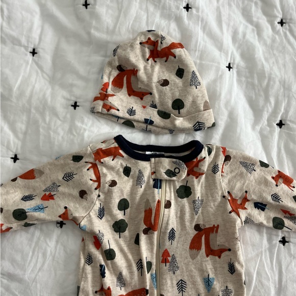 Gerber Cotton Footies (3) and coordinating hats (4) 3-6M - Picture 5 of 11